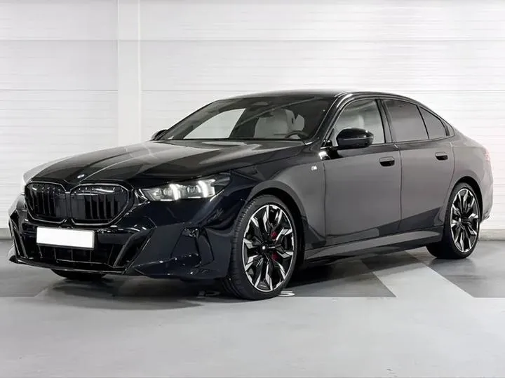 BMW 5 czy Mercedes E – który model króluje na drogach?