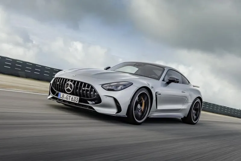 Co oznacza Mercedes? Historia nazwy i logo marki