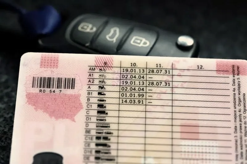 Gdzie się sprawdza prawo jazdy? Praktyczny przewodnik po weryfikacji dokumentów