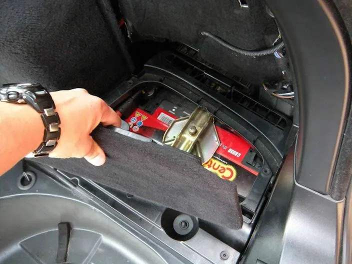 Gdzie znajduje się akumulator w BMW E46? Poradnik dla właścicieli