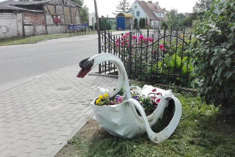 Jak kreatywnie zrobić łabędzia z opony samochodowej?