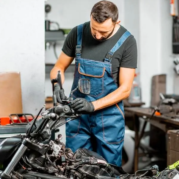 Jak rozpocząć karierę jako mechanik motocyklowy? poradnik dla przyszłych pasjonatów