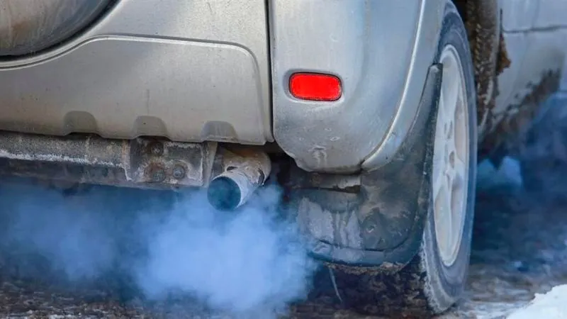Kiedy diesel kopci na niebiesko jak zimny – co to oznacza dla Twojego silnika?