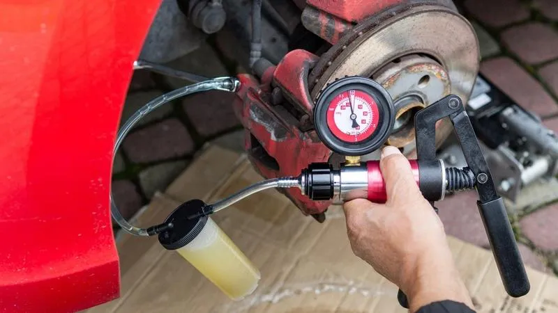 Krok po kroku: Jak skutecznie wymienić płyn hamulcowy w swoim samochodzie