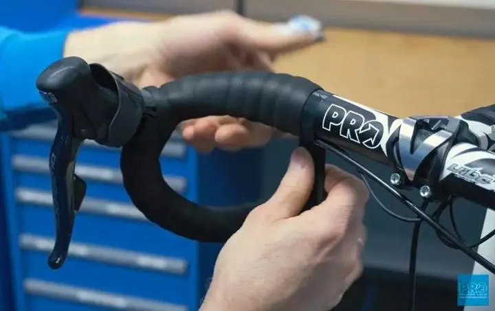 Najlepsze sposoby, czym owinąć kierownicę w samochodzie, aby poprawić komfort jazdy