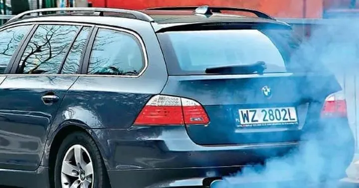 Niebieski dym w dieslu – co może oznaczać i jak go naprawić?