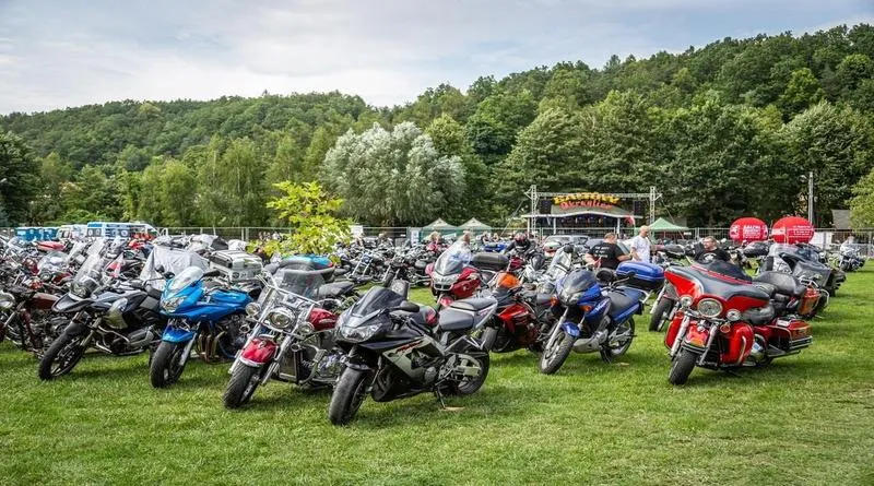 Przygotuj się na przygodę: co warto zabrać na zlot motocyklowy?