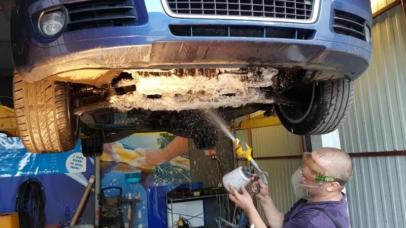 Chemikalia do mycia silnika