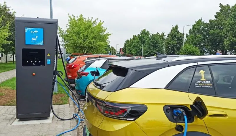 Ładowanie samochodu elektrycznego