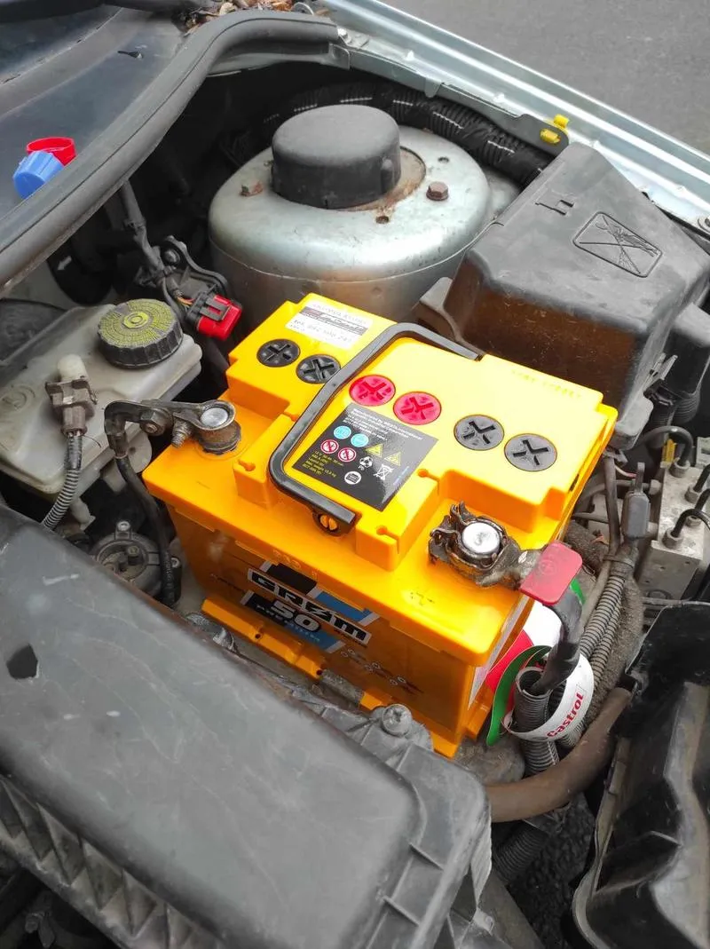 Montaż akumulatora Peugeot 306