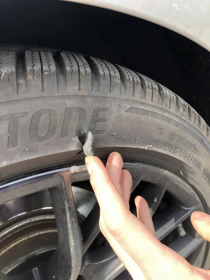 Opony z rantem ochronnym