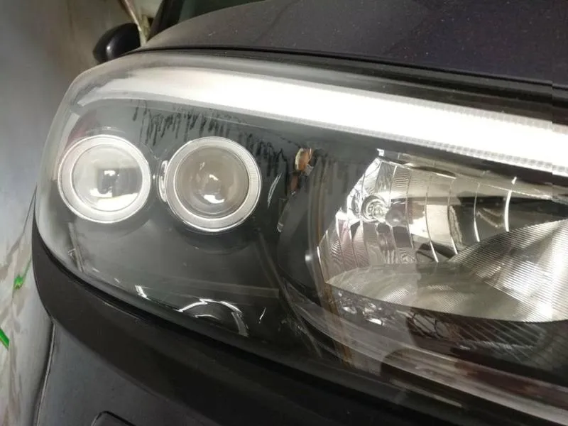 Parujące lampy w samochodzie