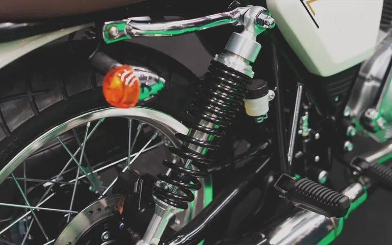 Sprawdzanie zawieszenia motocykla
