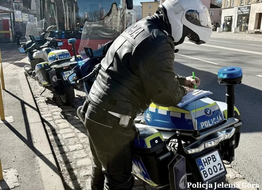 Wyprzedzanie motocyklem w korku